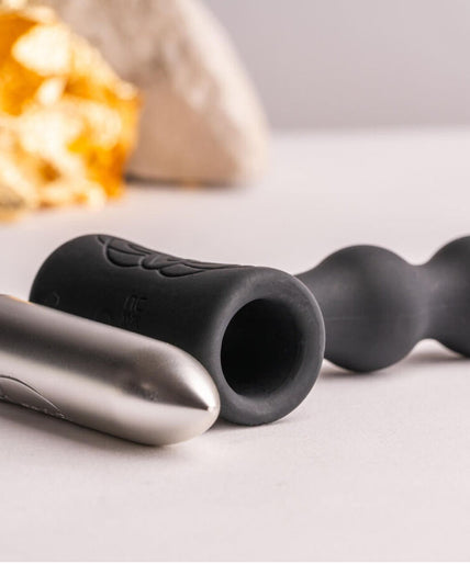 Pleasurements – Rocks – Off – Petite Sensations Pearls Vibrierender Perlen-Analplug – Schwarz Pleasurements – Rocks – Off – Petite Sensations Pearls Vibrierender Perlen-Analplug – Schwarz