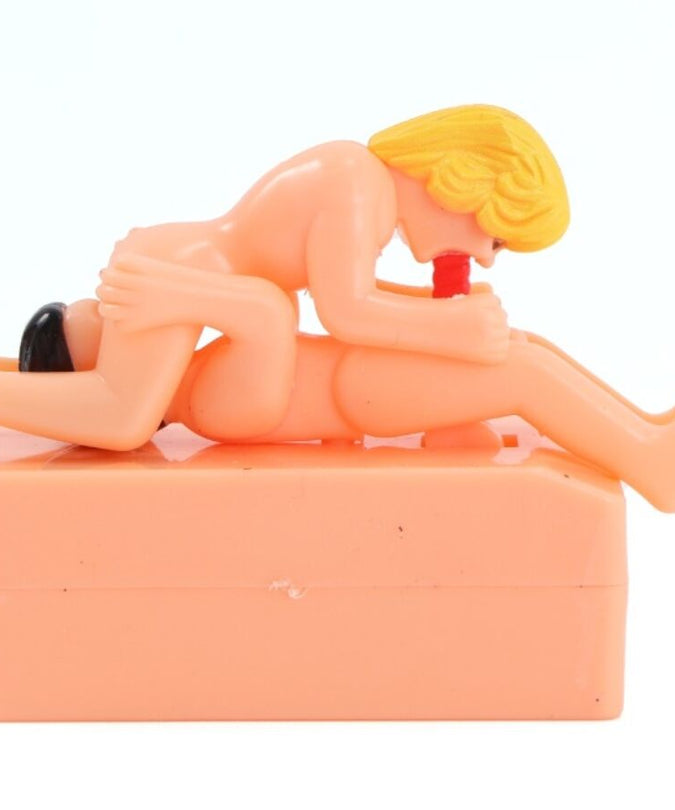 Diablo Picante – Joke Dolls Sexuelle Position 69 mit String