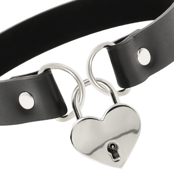 Coquette Chic Desire – Vegan Leather Necklace with Heart Accessory with Key