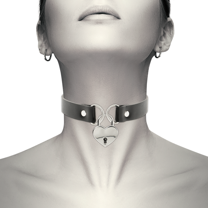 Coquette Chic Desire – Vegan Leather Necklace with Heart Accessory with Key