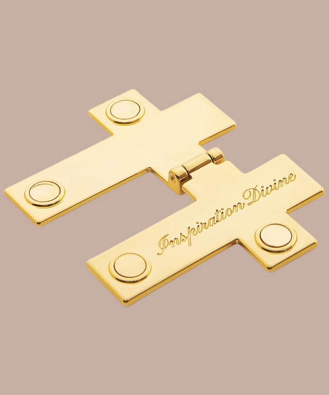 Pleasurements Maison Close Inspiration Divine gouden kruis-accessoire met magnetische sluiting en gravure.