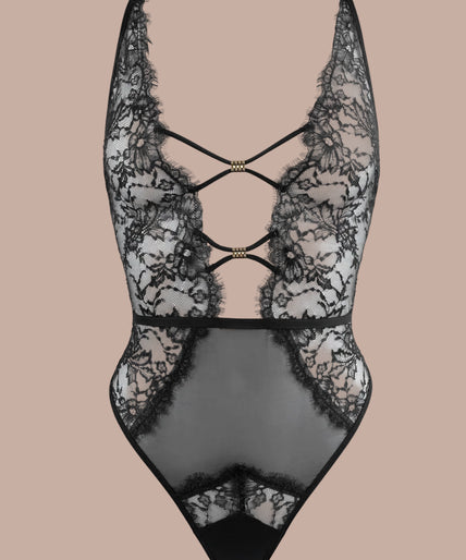 Atelier Amour – Sans Détour Body Black Pleasurements Atelier Amour Sans Détour zwarte kanten bodysuit met diepe V-hals en verfijnde uitsnijdingen