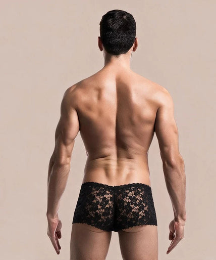 Mob – Schwarzer Spitzenboxer Größe L/xl Man draagt een zwarte Pleasurements MOB kanten herenboxer met een sensueel en verfijnd design.