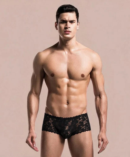 Mob – Schwarzer Spitzenboxer Größe L/xl Man draagt een zwarte Pleasurements MOB kanten herenboxer met een sensueel en verfijnd design.