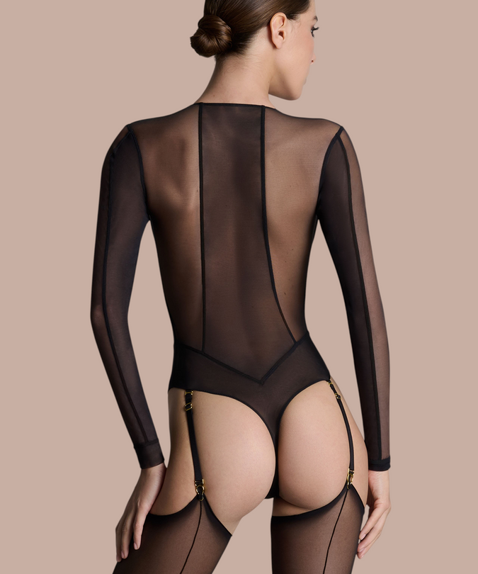 Pleasurements Scandale L'Amoureuse zwarte body met lange mouwen en string-snit, gedragen door een model van achteren.