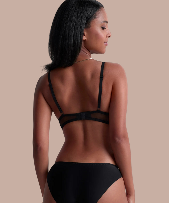 Pleasurements Aubade Sheer Emotion driehoekige bh in lavendel met transparante tule en borduursel op een model