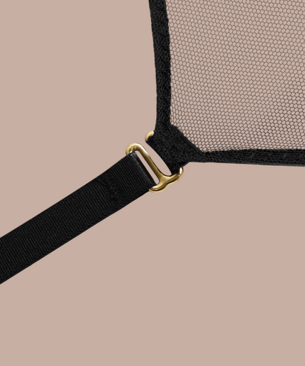 Model draagt Pleasurements Scandale Nuit Fauve zwarte body met V-hals, transparante tule en microfiber details.