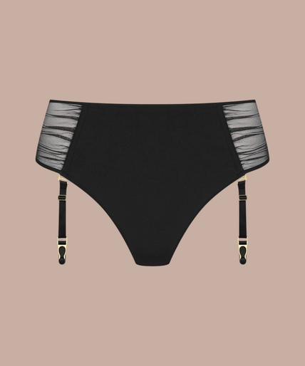 Pleasurements Scandale Nuit Fauve zwarte high-waist tanga met open design en jarretels gedragen door een model