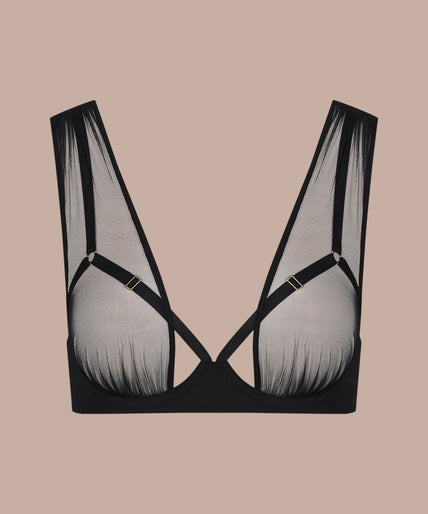 Pleasurements Scandale Nuit Fauve zwarte cupless bh met transparante tule details gedragen door een model