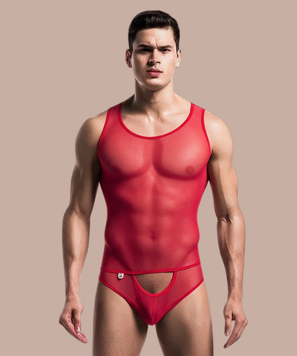Pleasurements MOB rode transparante bodysuit met mouwloos ontwerp gedragen door een mannelijk model