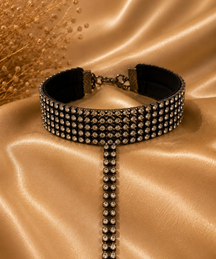 Mondin Kristall – Mehr als Nichts – Exklusiver Brustschmuck