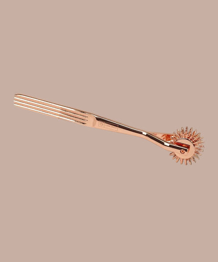 Liebe Seele X-Rose triple-row pinwheel with silver-tone finish and grooved handle.