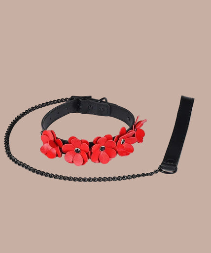 Liebe Seele – Leren halsband met lijn in bloemenritme – rode bloemen