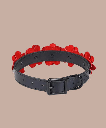 Liebe Seele – Leren halsband met lijn in bloemenritme – rode bloemen