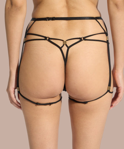 Pleasurements Atelier Amour Sans Détour zwarte string met verfijnd kant en dunne tailleband gedragen door een model