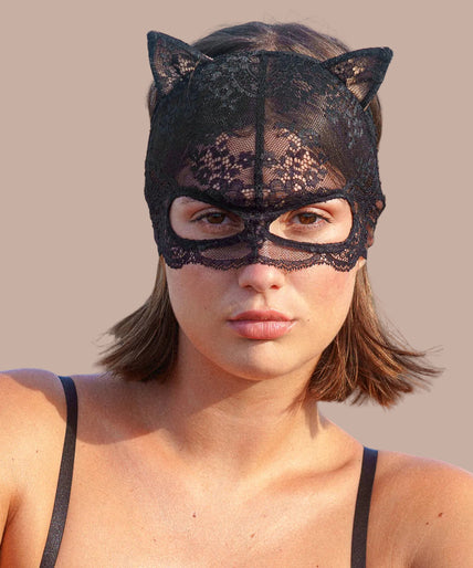 Model wearing the Atelier Amour Evasion Sensuelle black eye mask with matching lingerie.
