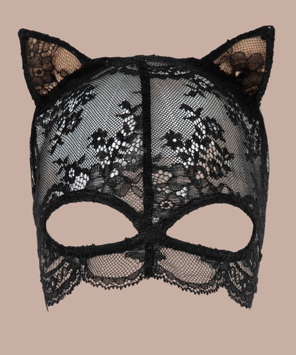 Model wearing the Atelier Amour Evasion Sensuelle black eye mask with matching lingerie.