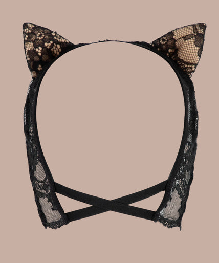 Model wearing the Atelier Amour Evasion Sensuelle black eye mask with matching lingerie.