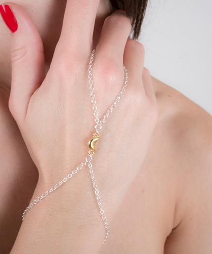 Sylvie Monthulé Silberner Handschmuck und Goldmond
