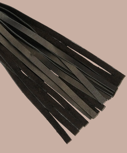 Liebe Seele mini flogger with a wine-red handle and multiple black tails.