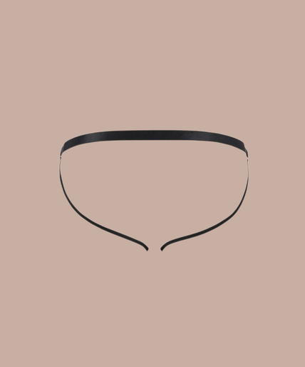Pleasurements Passion zwarte herenslip met open ontwerp en mesh details gedragen door een model