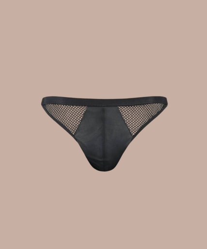 Pleasurements Passion zwarte herenslip met open ontwerp en mesh details gedragen door een model