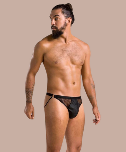 Pleasurements Passion zwarte herenslip met open ontwerp en mesh details gedragen door een model