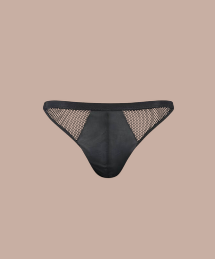 Pleasurements Passion zwarte herenslip met open ontwerp en mesh details gedragen door een model