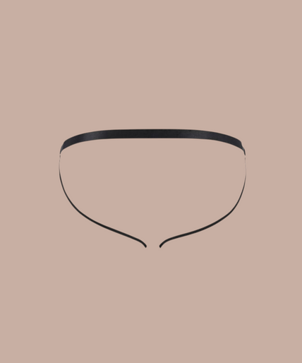 Pleasurements Passion zwarte herenslip met open ontwerp en mesh details gedragen door een model