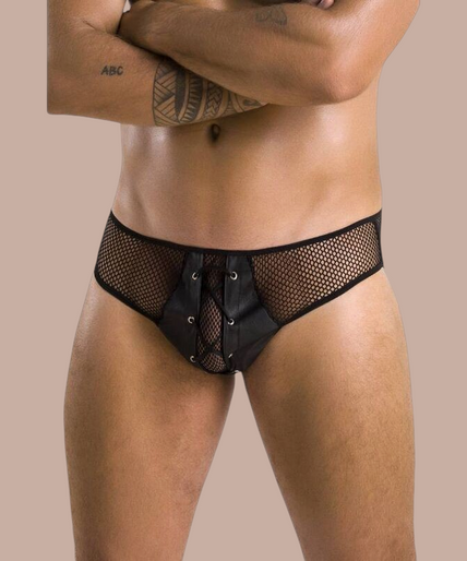 Pleasurements Passion zwarte herenslip met mesh details en vetersluiting gedragen door een model