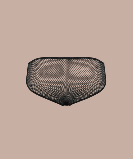 Pleasurements Passion zwarte herenslip met mesh details en vetersluiting gedragen door een model