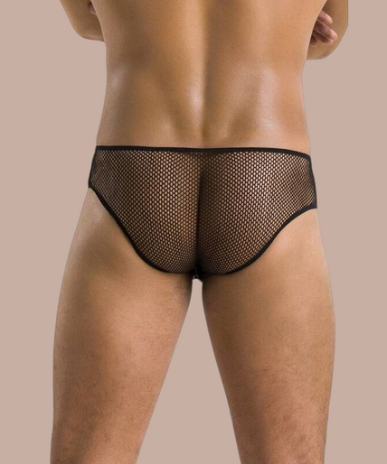 Pleasurements Passion zwarte herenslip met mesh details en vetersluiting gedragen door een model
