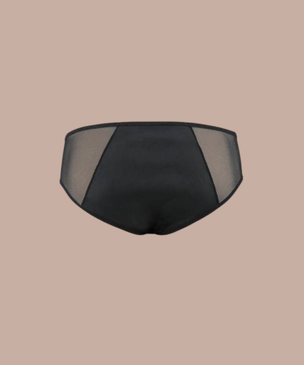 Pleasurements Passion 042 Slip Timmy zwarte herenslip met ritsdetail gedragen door een model