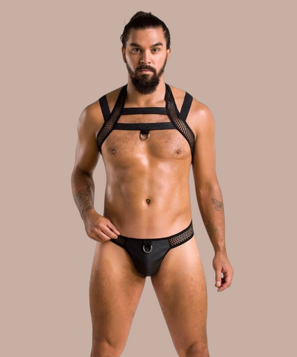 Pleasurements Passion 043 Set Jacob zwart herenondergoed met harnas en mesh details voor een verleidelijke look.