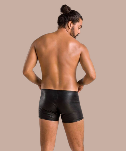 Model draagt Pleasurements Passion 049 shorts in matzwart met opvallende ritsdetails aan de zijkanten.