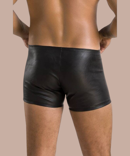 Model draagt Pleasurements Passion 049 shorts in matzwart met opvallende ritsdetails aan de zijkanten.