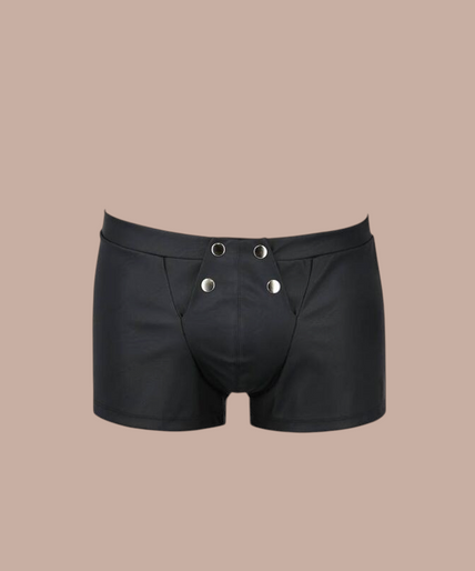 Pleasurements Passion 050 Patrick zwarte herenshorts met knoopsluiting gedragen door een model