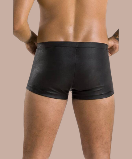 Pleasurements Passion 050 Patrick zwarte herenshorts met knoopsluiting gedragen door een model