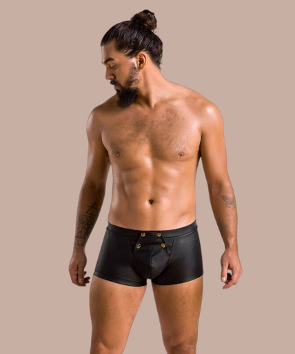 Pleasurements Passion 050 Patrick zwarte herenshorts met knoopsluiting gedragen door een model