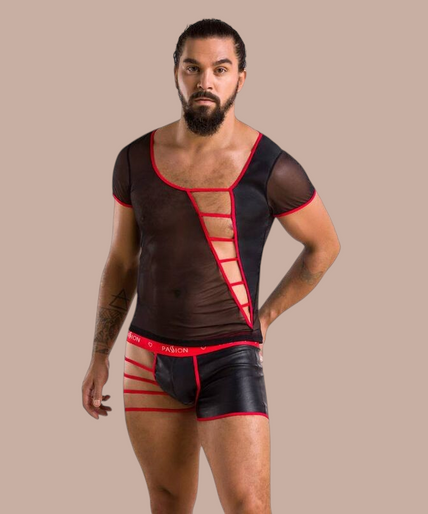 Pleasurements Passion 055 Set Mark zwart herenondergoed met mesh en rode accenten gedragen door een model