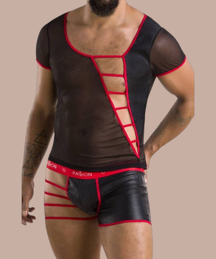 Pleasurements Passion 055 Set Mark zwart herenondergoed met mesh en rode accenten gedragen door een model