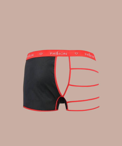 Pleasurements Passion 055 Set Mark zwart herenondergoed met mesh en rode accenten gedragen door een model