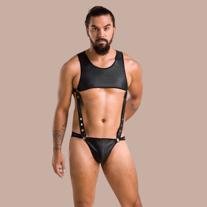 Pleasurements Passion 056 Body Adam zwarte heren bodysuit met open ontwerp en metalen gespen
