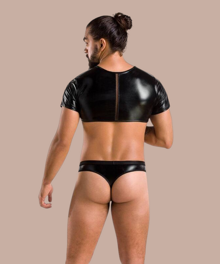 Pleasurements Passion 057 Peter set in zwart, bestaande uit een cropped top en slip met glanzende lederlook details.