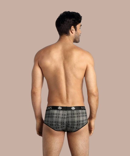 Pleasurements Anais Men Balance Brief met grijs ruitpatroon en zwarte tailleband gedragen door een model
