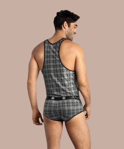 Pleasurements Anais Men Balance Top in grijs met ruitpatroon, gedragen door een glimlachend model.