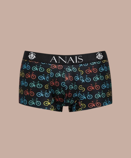 Pleasurements Anais Men Benito boxer met kleurrijk fietsenpatroon op zwarte ondergrond gedragen door een model