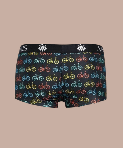 Pleasurements Anais Men Benito boxer met kleurrijk fietsenpatroon op zwarte ondergrond gedragen door een model