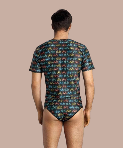 Pleasurements Anais Men Benito T-shirt met kleurrijk fietsenpatroon op zwarte transparante stof gedragen door model