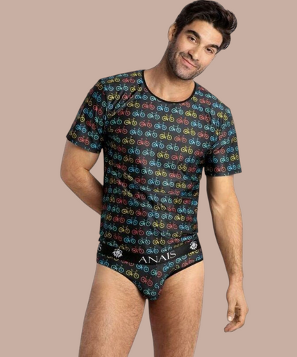 Pleasurements Anais Men Benito T-shirt met kleurrijk fietsenpatroon op zwarte transparante stof gedragen door model